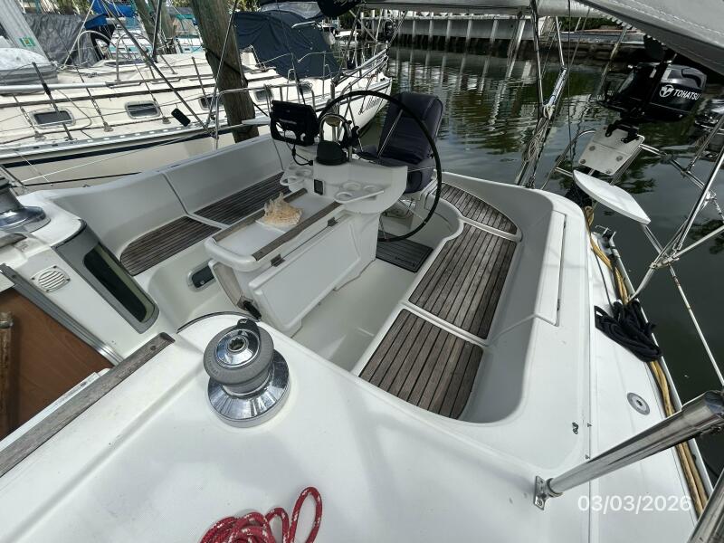 35' 1999 Beneteau Oceanis 352