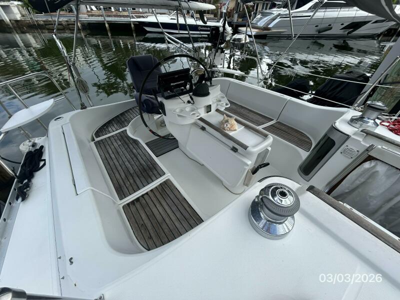 35' 1999 Beneteau Oceanis 352
