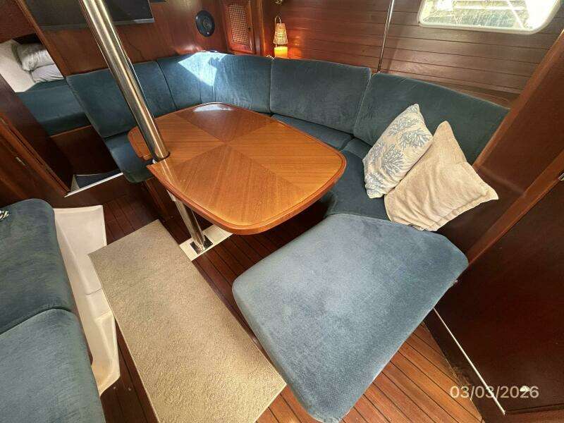 35' Beneteau salon starboard seating2