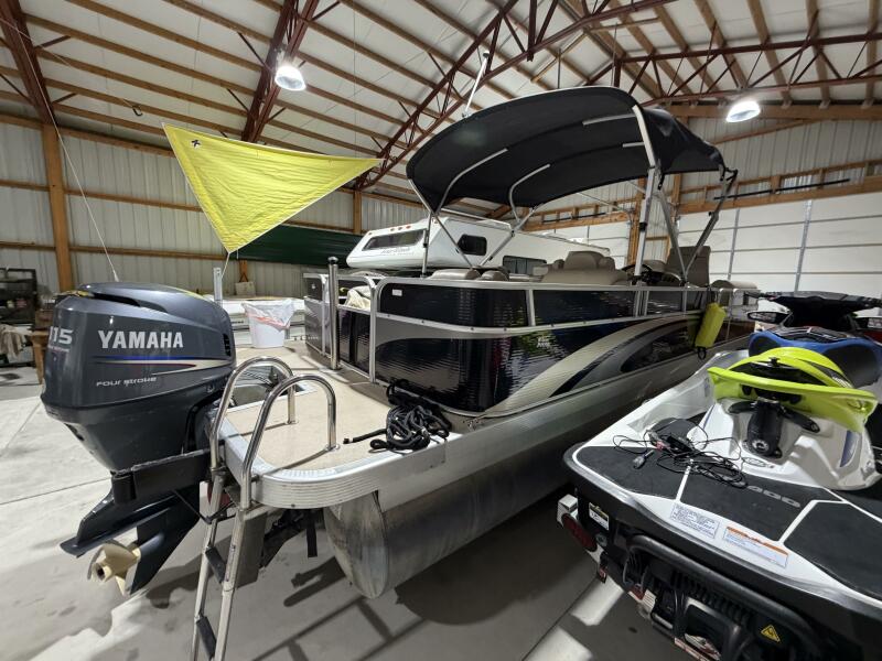 25' 2011 Bennington 2554 GCW
