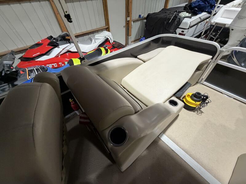 25' 2011 Bennington 2554 GCW