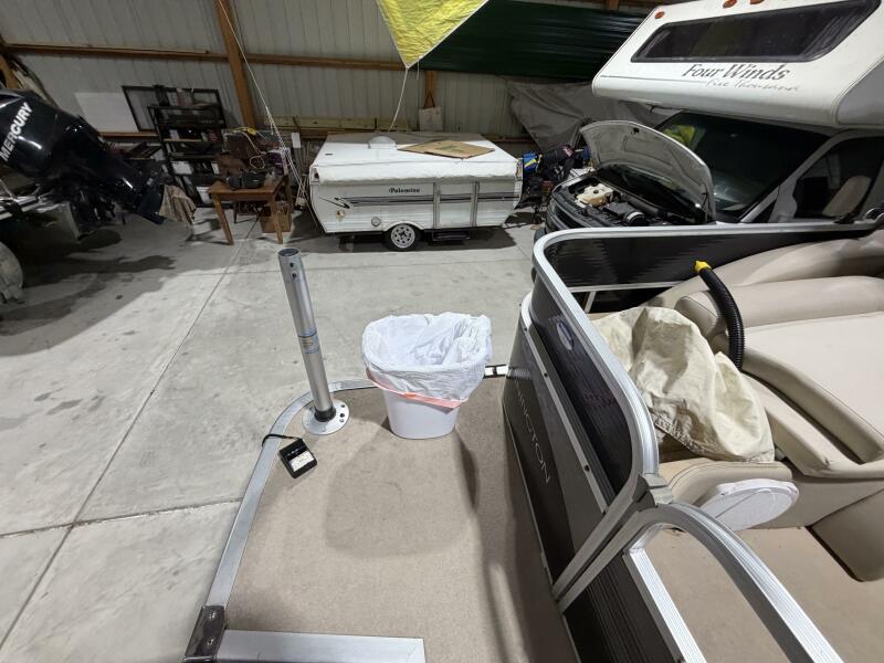 25' 2011 Bennington 2554 GCW