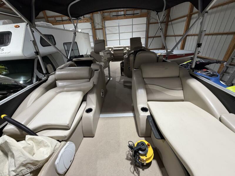 25' 2011 Bennington 2554 GCW