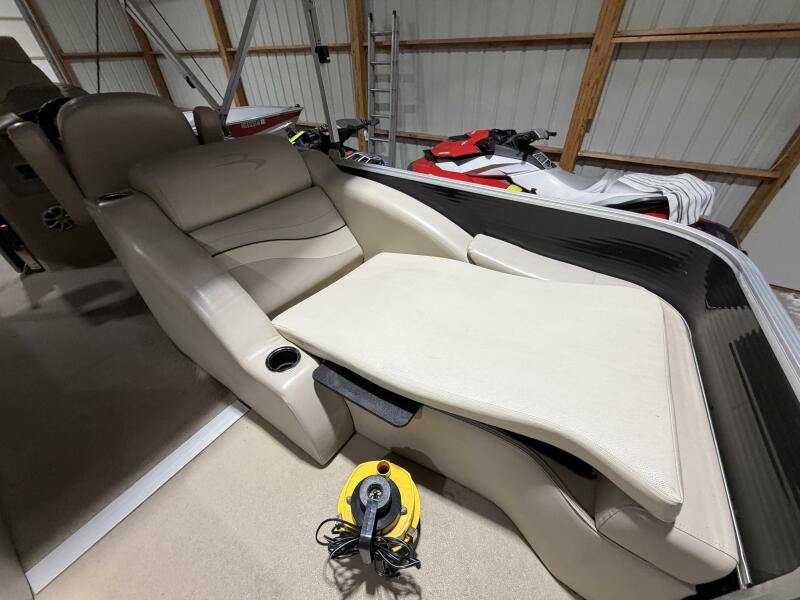 25' 2011 Bennington 2554 GCW