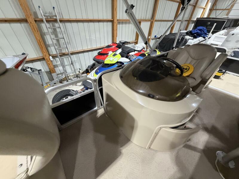 25' 2011 Bennington 2554 GCW