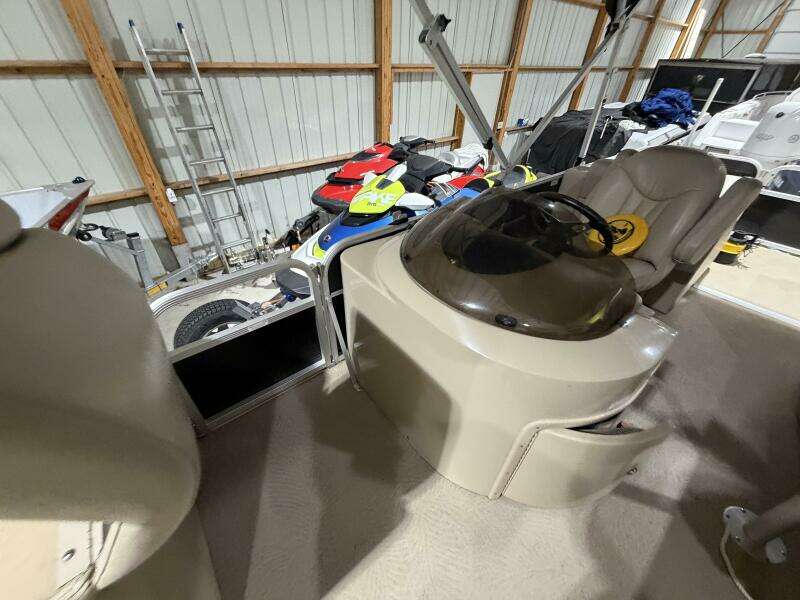 2011 Bennington 2554 GCW