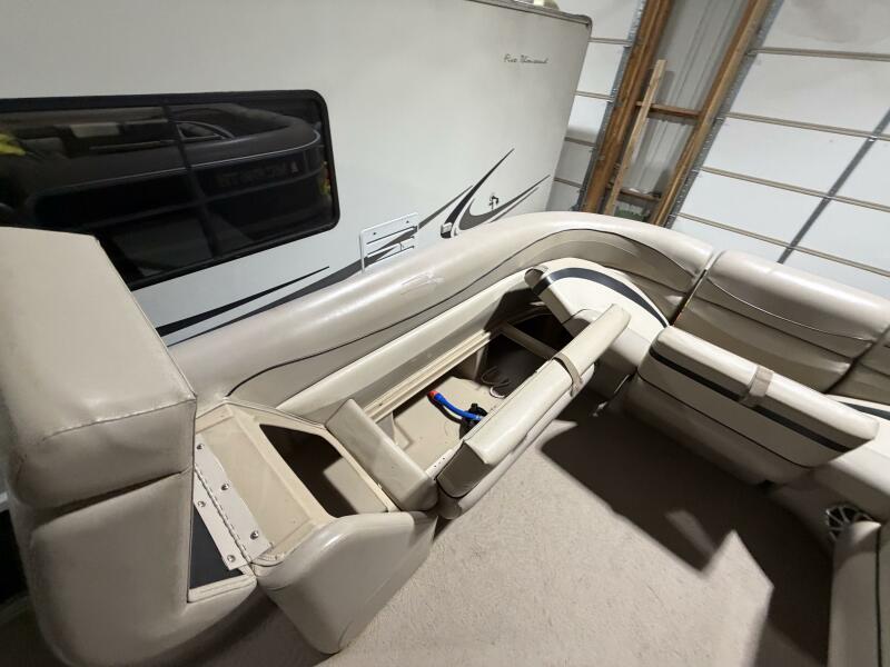 25' 2011 Bennington 2554 GCW