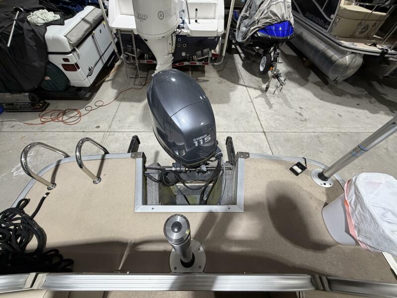 25' 2011 Bennington 2554 GCW