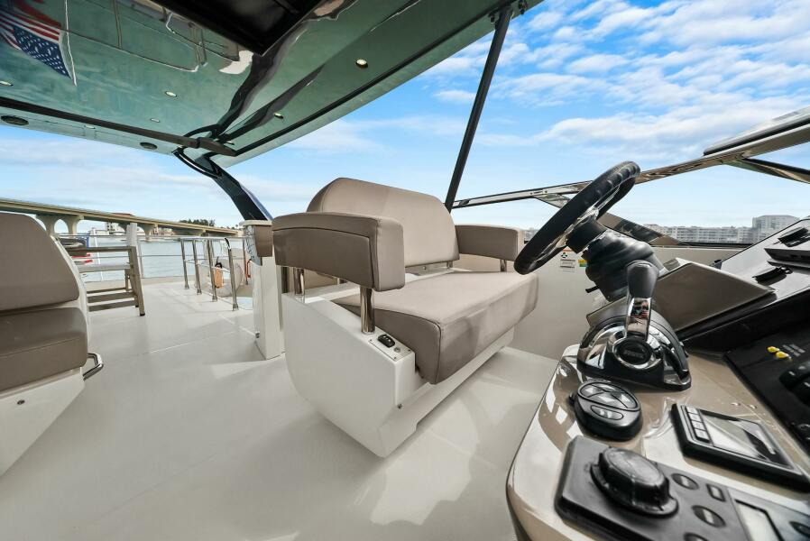 63' 2014 Marquis 630 Sport Yacht
