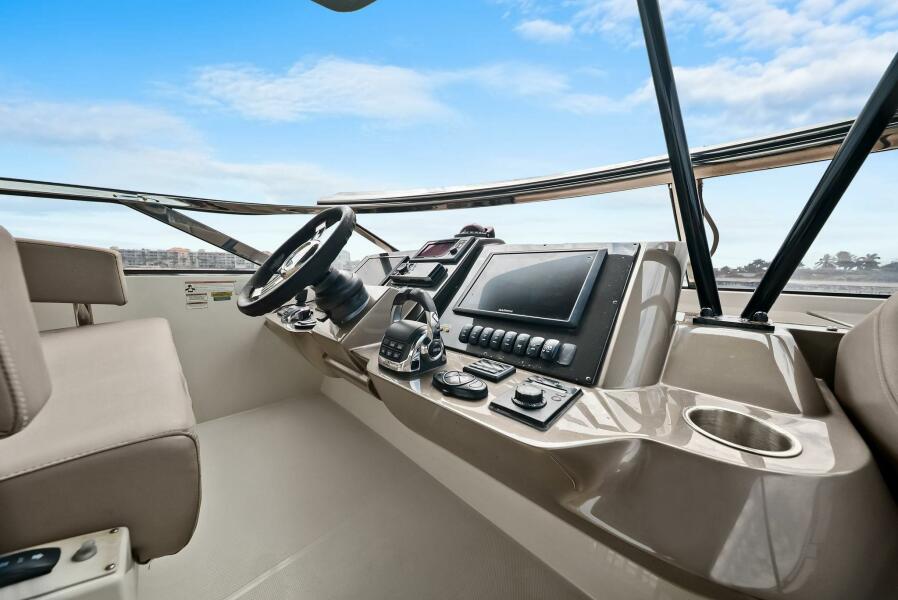 63' 2014 Marquis 630 Sport Yacht