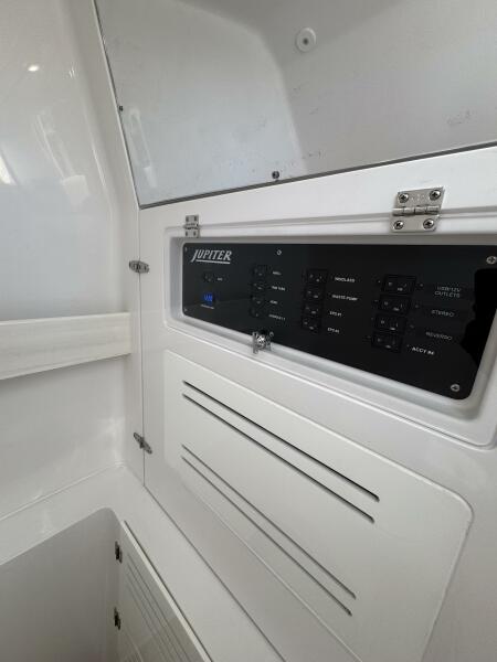 38' 2024 Jupiter 38 HFS