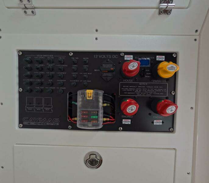 27ft Caymas Yacht For Sale