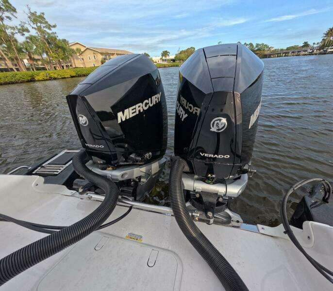 27ft Caymas Yacht For Sale