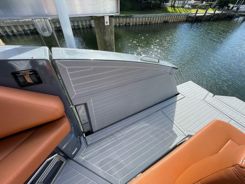 38' 2023 Cruisers Yachts 38 GLS