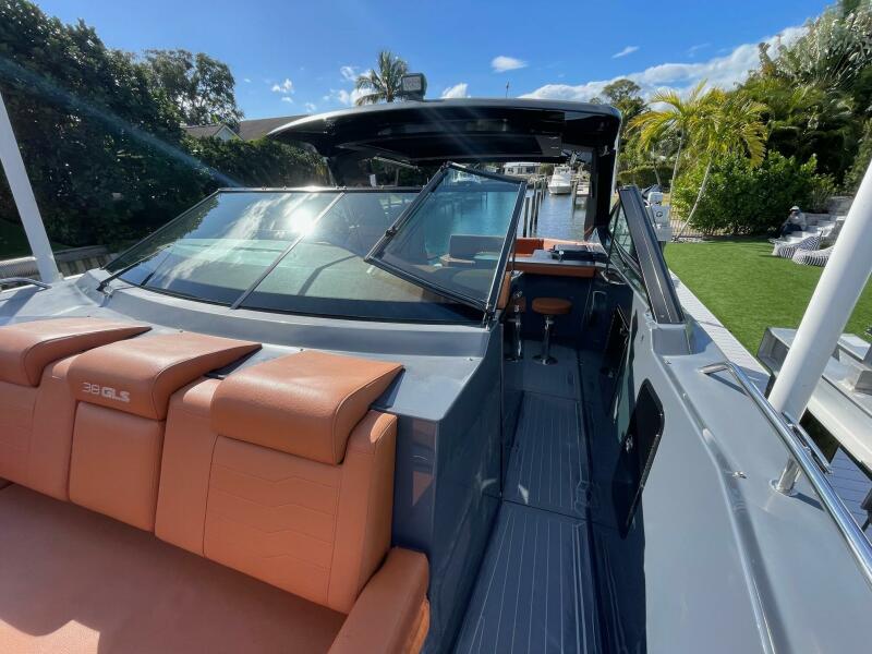 38' 2023 Cruisers Yachts 38 GLS