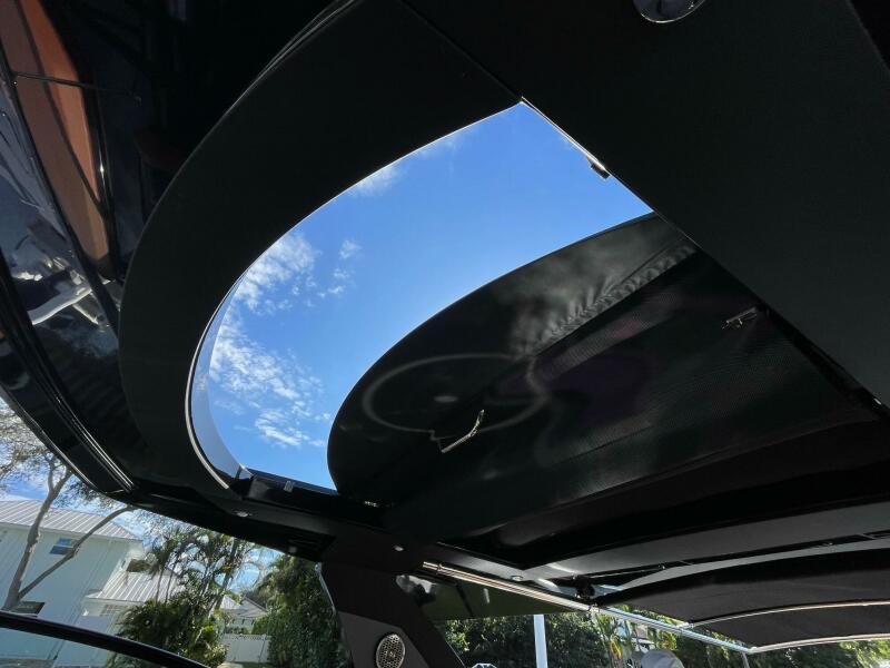 38' 2023 Cruisers Yachts 38 GLS