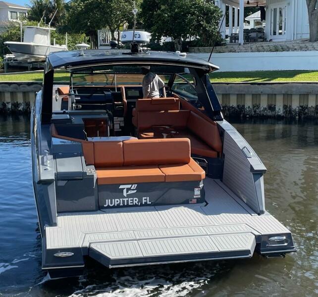 38' 2023 Cruisers Yachts 38 GLS