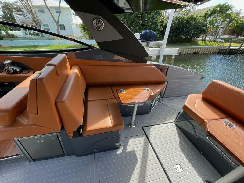 38' 2023 Cruisers Yachts 38 GLS