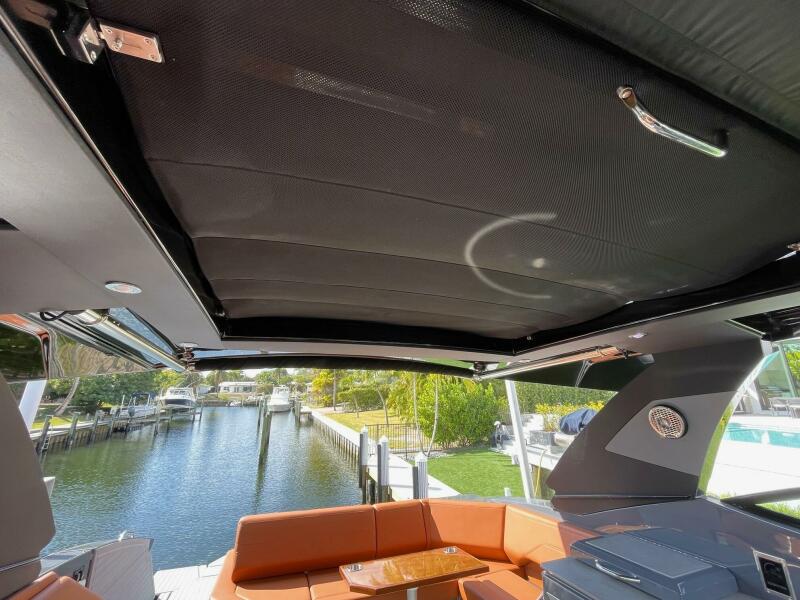 38' 2023 Cruisers Yachts 38 GLS