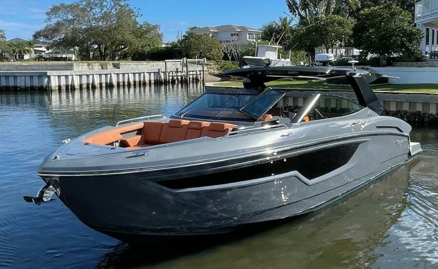 38' 2023 Cruisers Yachts 38 GLS