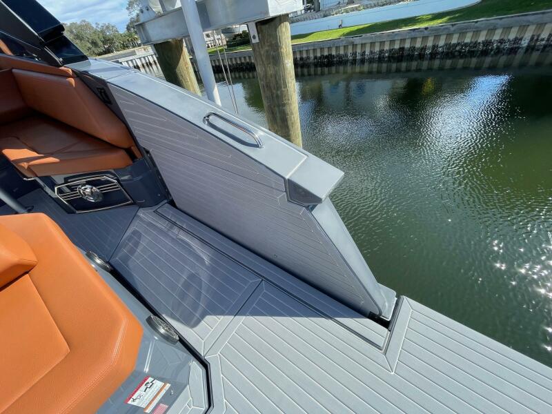 38' 2023 Cruisers Yachts 38 GLS