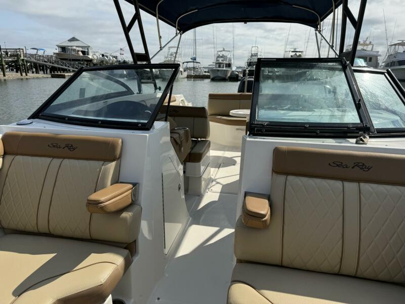 27' 2015 Sea Ray 270 Sundeck