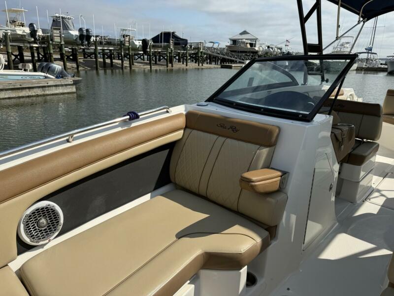 27' 2015 Sea Ray 270 Sundeck