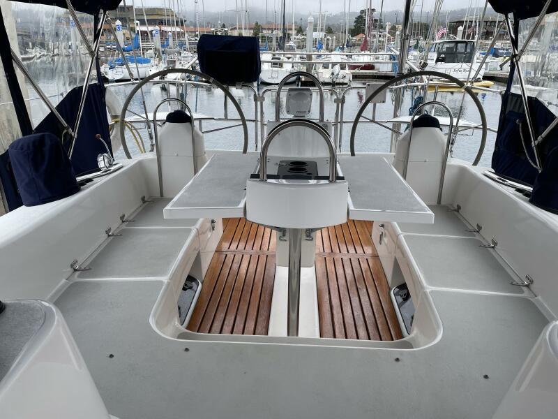 47' 2005 Catalina 470