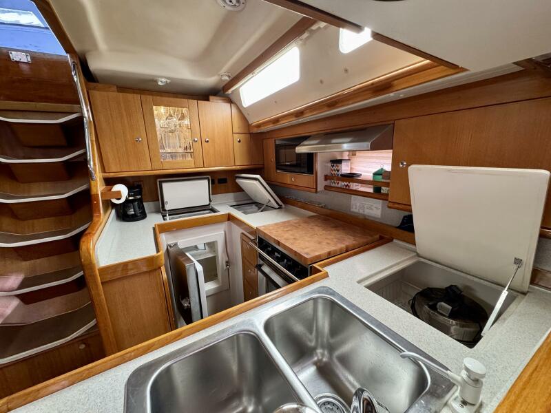 47' 2005 Catalina 470