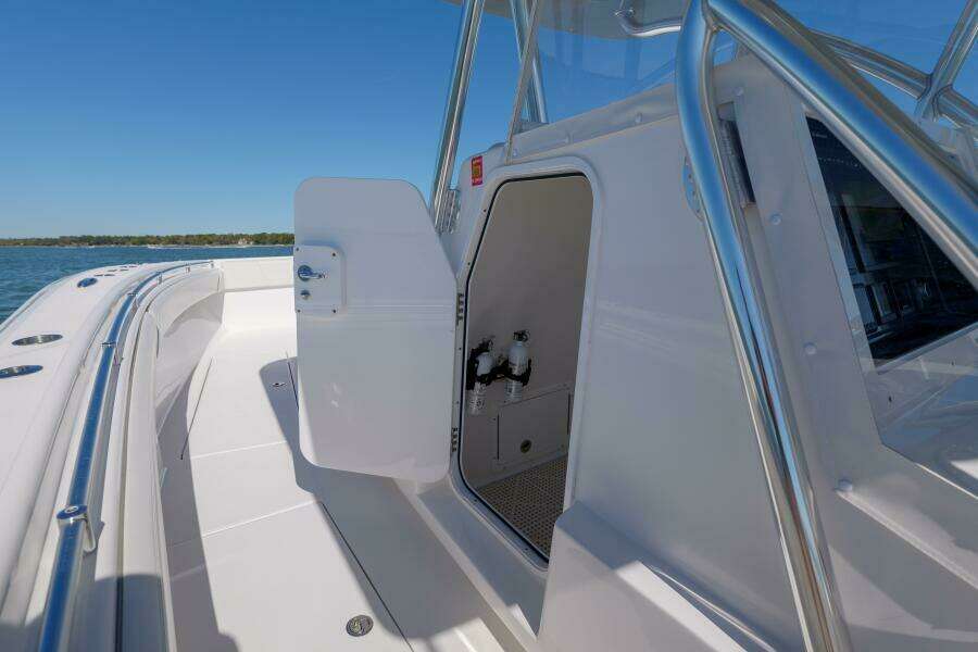 SeaHunter 38 Reel Escape- Center Console