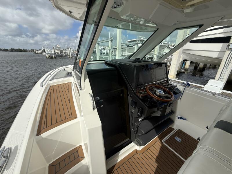 34' 2021 Tiara Sport 34 LS