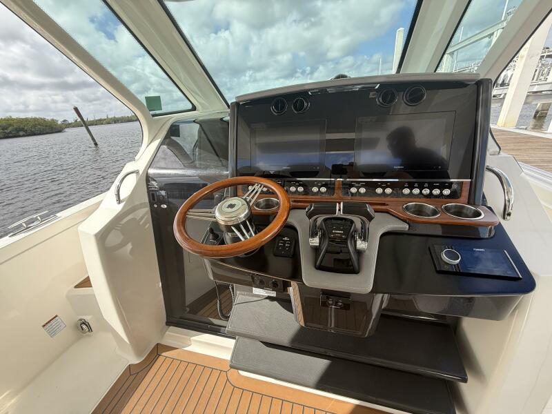 34' 2021 Tiara Sport 34 LS