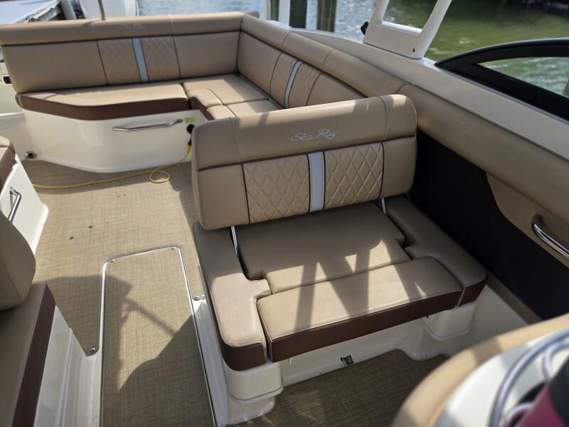 27' 2016 Sea Ray 270 Sundeck