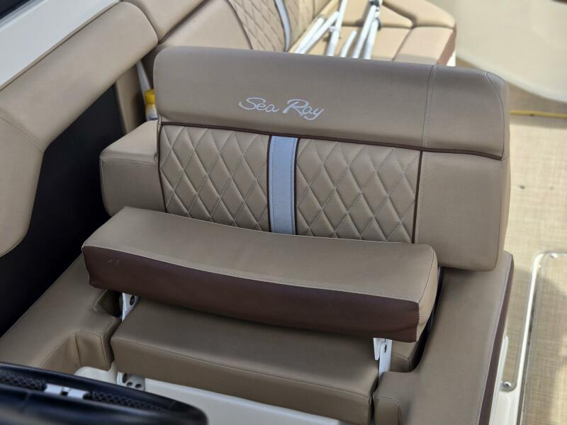 27' 2016 Sea Ray 270 Sundeck