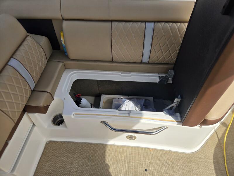 27' 2016 Sea Ray 270 Sundeck