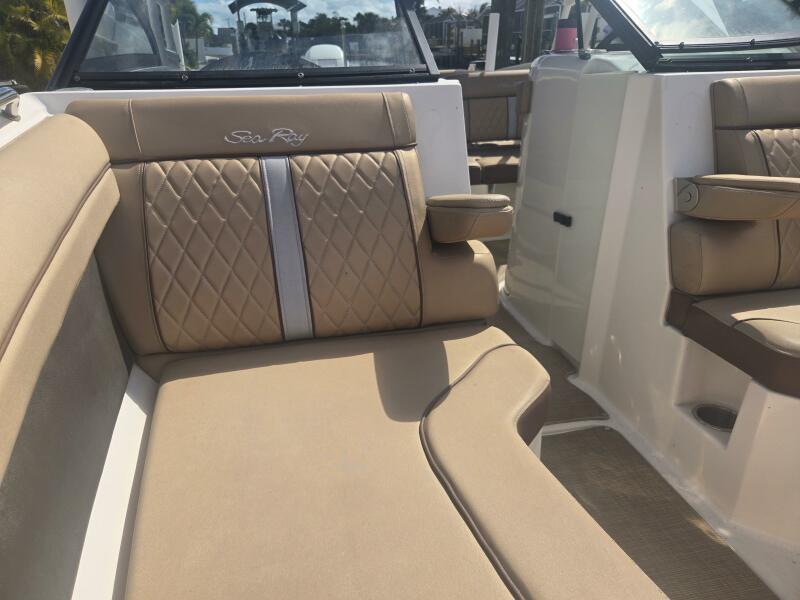 27' 2016 Sea Ray 270 Sundeck