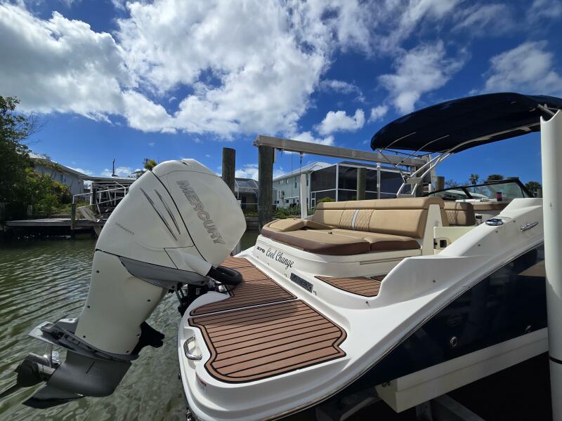 27' 2016 Sea Ray 270 Sundeck