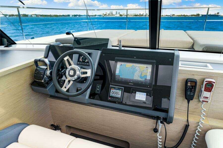 2021 Fountaine Pajot MY4.S - Helm