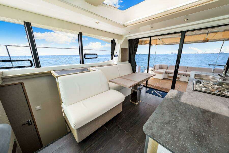  2021 Fountaine Pajot MY4.S - Salon