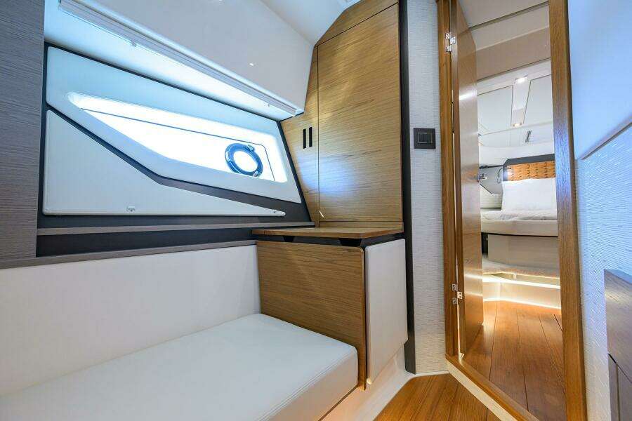 Tiara 43 - Cabin Seating