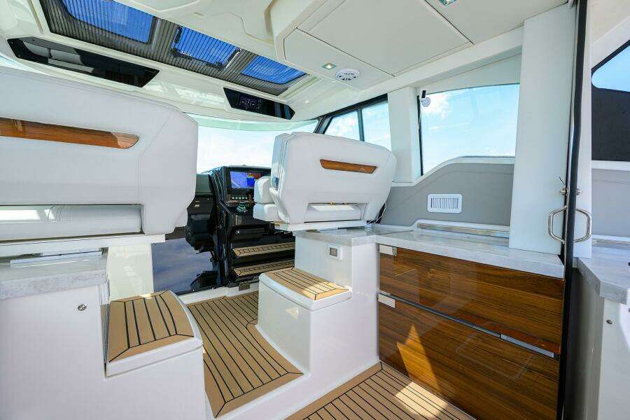 Tiara 43 Mid Cockpit 