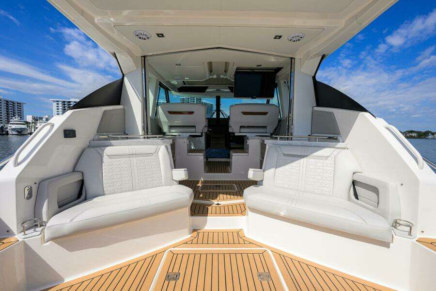 Tiara 43 - Aft Deck Seating