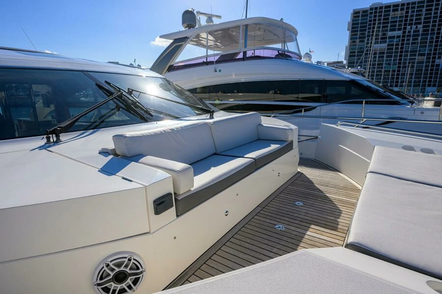 Princess 72 Joint Credit II - Exterior Bow