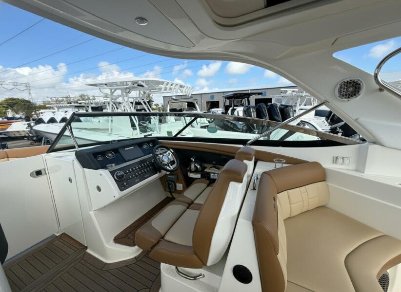 35' 2015 Sea Ray SLX 350