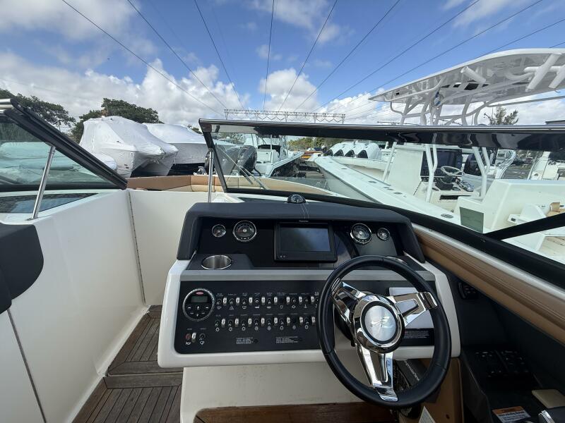 35' 2015 Sea Ray SLX 350