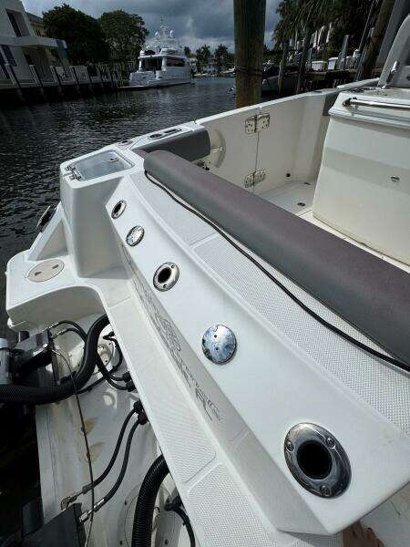 28ft Boston Whaler Yacht For Sale