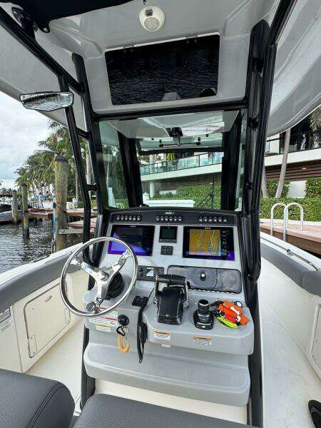 28ft Boston Whaler Yacht For Sale