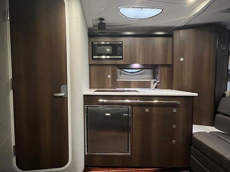 33' 2018 Monterey 335 Sport Yacht