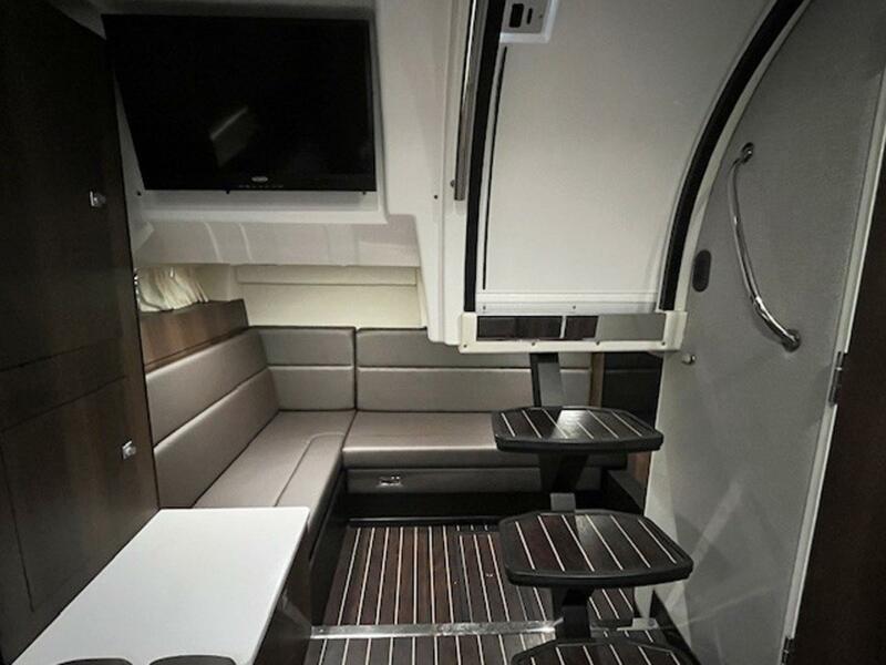 33' 2018 Monterey 335 Sport Yacht