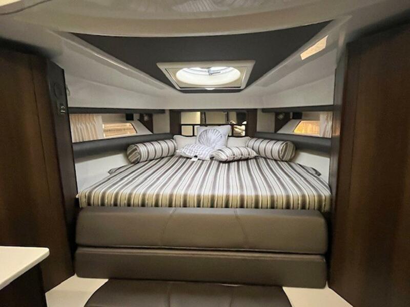 33' 2018 Monterey 335 Sport Yacht